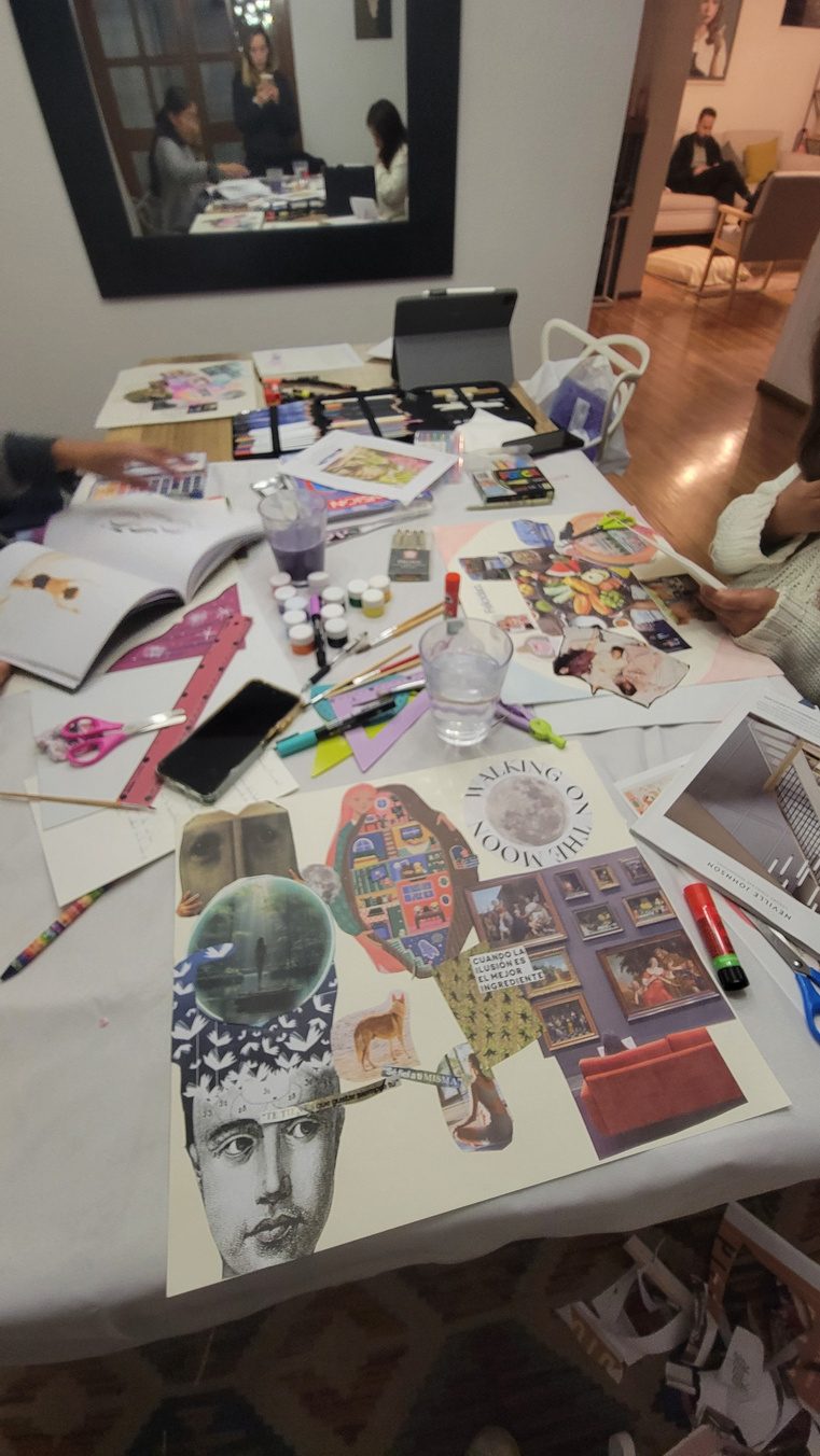 Un collage en proceso sobre la mesa de un taller