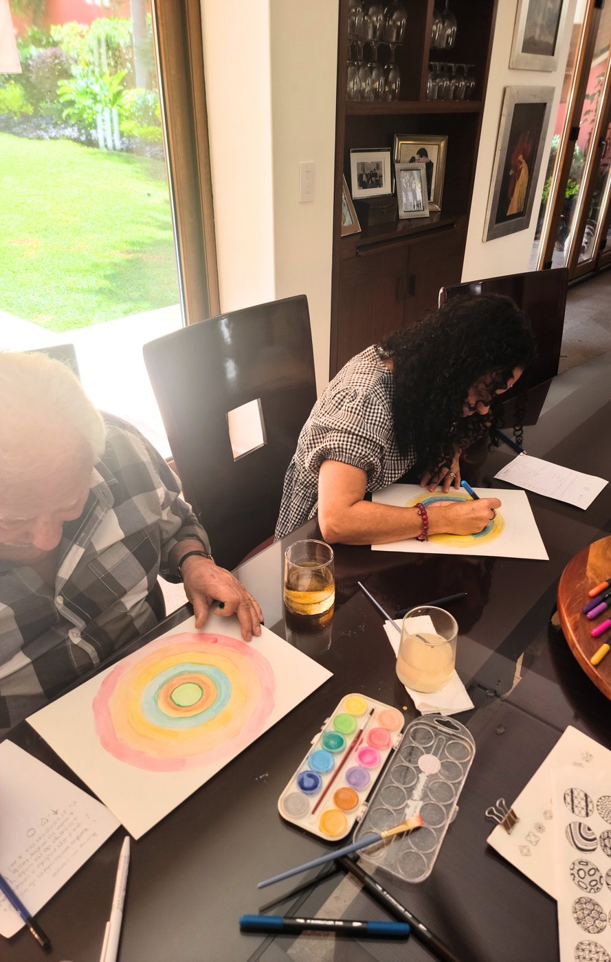 Participantes pintando mandalas con acuarelas
